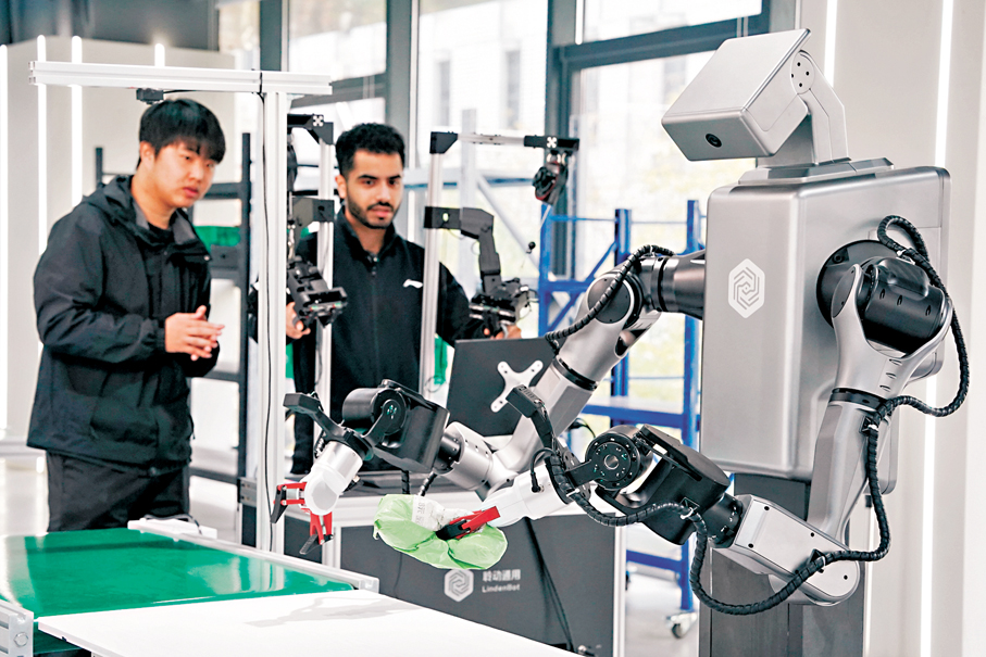 ●專家認為，高校優化學科專業設置，關鍵要找準自身定位，打造專業特色與高質量培養體系。圖為近日，國際科研人才埃及小夥在合肥市具身智能機器人數據採集預訓練場體驗操作快遞分揀機器人。 新華社