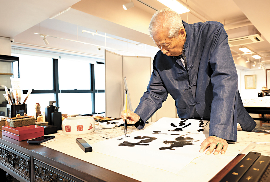 ●施子清即席揮毫。 香港文匯報記者曾興偉  攝