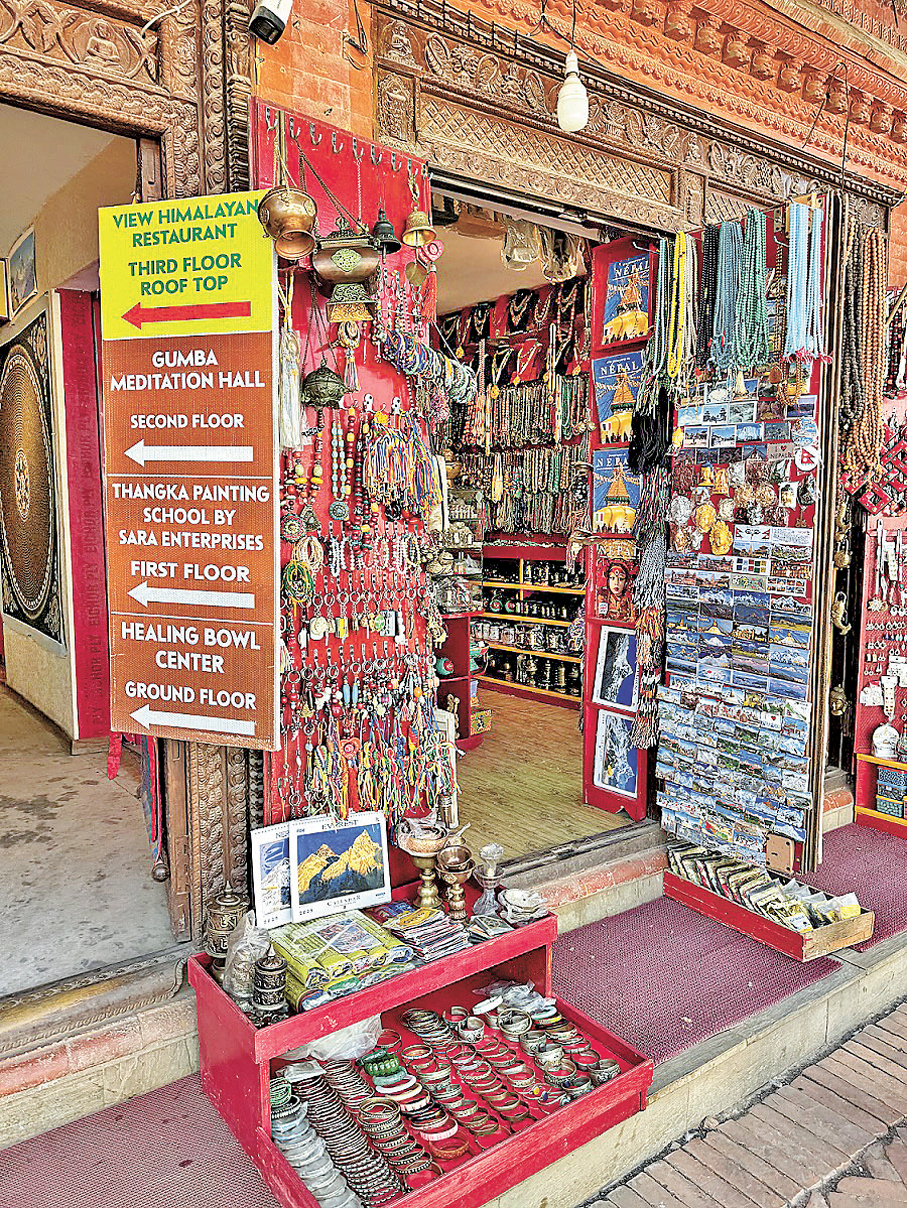 ●博達哈大佛塔周邊的小商舖，色彩濃烈卻不雜亂。