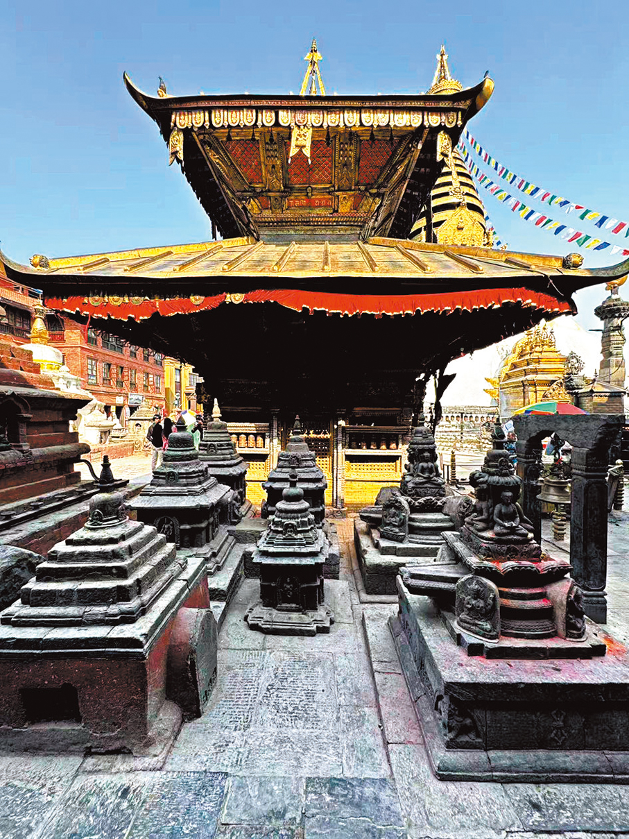 ●斯瓦揚布納特寺旁的文殊菩薩廟，這裏每天都有虔誠的信徒供奉香火。