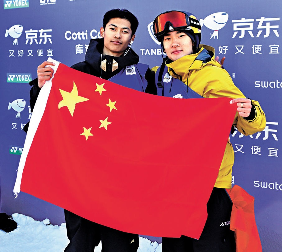 ●蘇翊鳴（右）於單板滑雪大跳台世界盃雲頂站封王。旁為亞軍中國選手葛春宇。 新華社