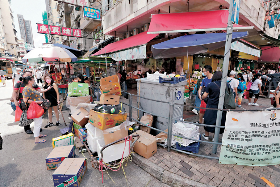 ●深水埗有商販佔用公共地方，導致街道擁擠。 資料圖片