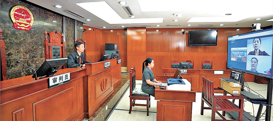 ●在內地執業港籍律師代理民事案件擴容至299種。圖為早前，一香港當事人和委託律師在廣州中院法官的見證下完成線上授權委託。 資料圖片