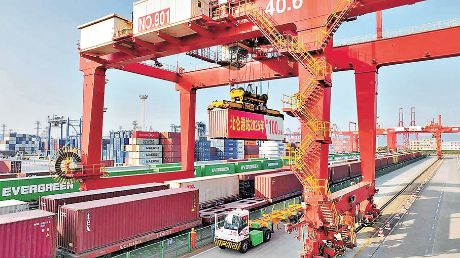 ●3日下午，寧波舟山港鐵路北侖港站年集裝箱作業量突破100萬標準箱。 中新社