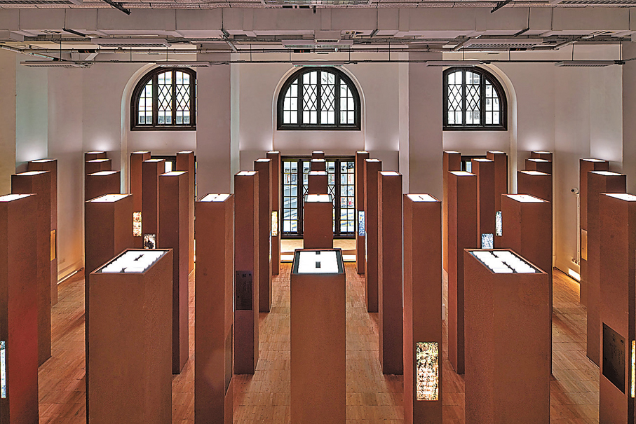 ●觀眾從展室二樓入口俯瞰，64卦如懸浮於空中的矩陣。