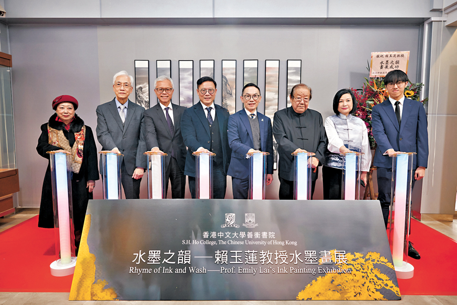 ●主禮嘉賓合照，左起︰伍月柳教授、何文匯教授、吳志華博士、張國鈞博士、莫仲棠教授、金耀基教授、賴玉蓮教授、羅展鋒同學。