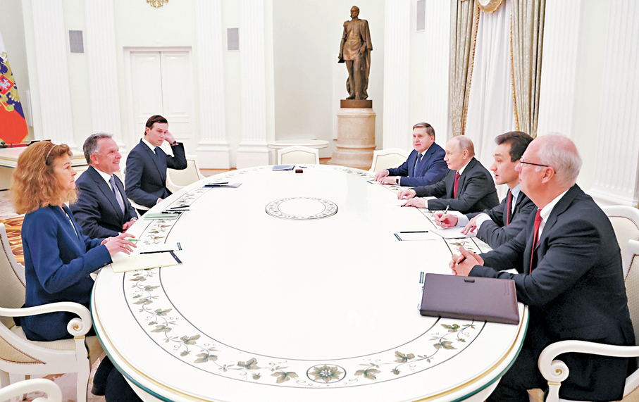 ●普京（右三）在克宮會晤美方代表，包括美國中東問題特使威特科夫（左二），以及美國總統特朗普的女婿庫什納（左三）。 美聯社