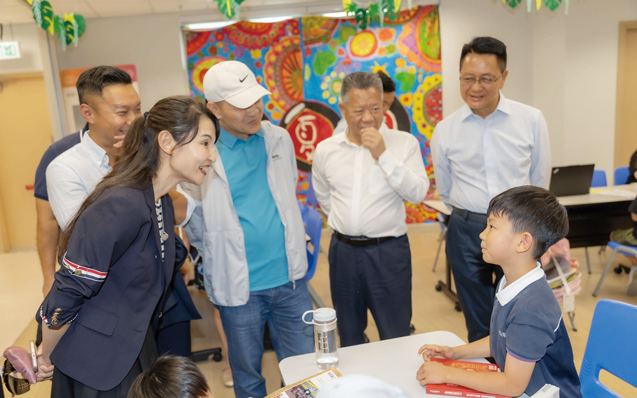 ●2025年7月3日，黃曉君參觀「博愛江夏圍村」，關心小朋友入住情況。
