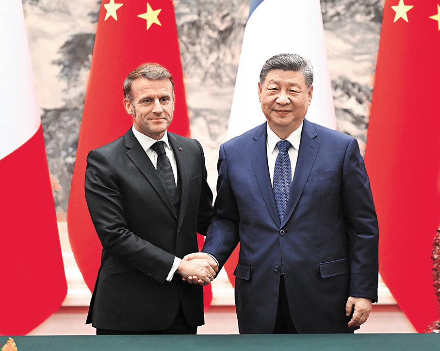 ●12月4日上午，國家主席習近平在北京人民大會堂同來華進行國事訪問的法國總統馬克龍舉行會談。這是會談後，兩國元首共同會見中外記者。 新華社