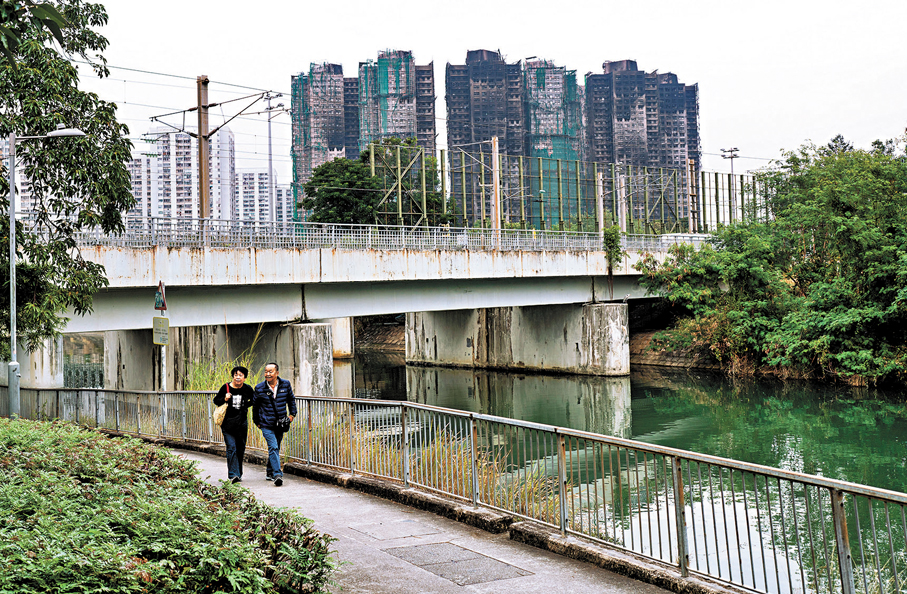 ●特區政府決定將每戶受災居民的生活津貼由5萬港元增至10萬港元。中通社圖片