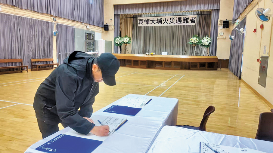 ●筆者代內地親友在弔唁冊上留下寄語。