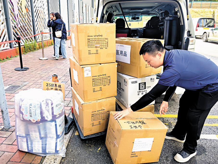 ●深圳市福田區港澳政協委員、福田區海聯會副會長李鍵豪幫忙搬運物資。受訪者供圖