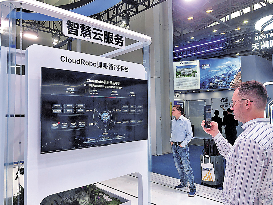 ●華為智慧雲服務的具身智能平台吸引海外採購商。香港文匯報記者方俊明 攝