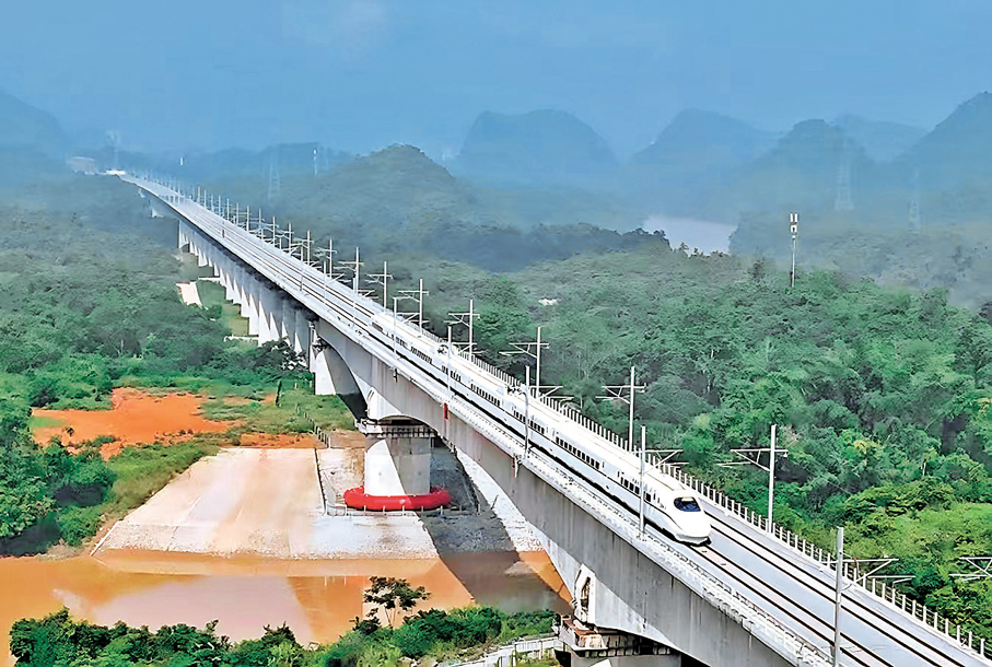 ●列車在南憑高鐵崇（左）憑（祥）段線路上試運行。香港文匯報廣西傳真
