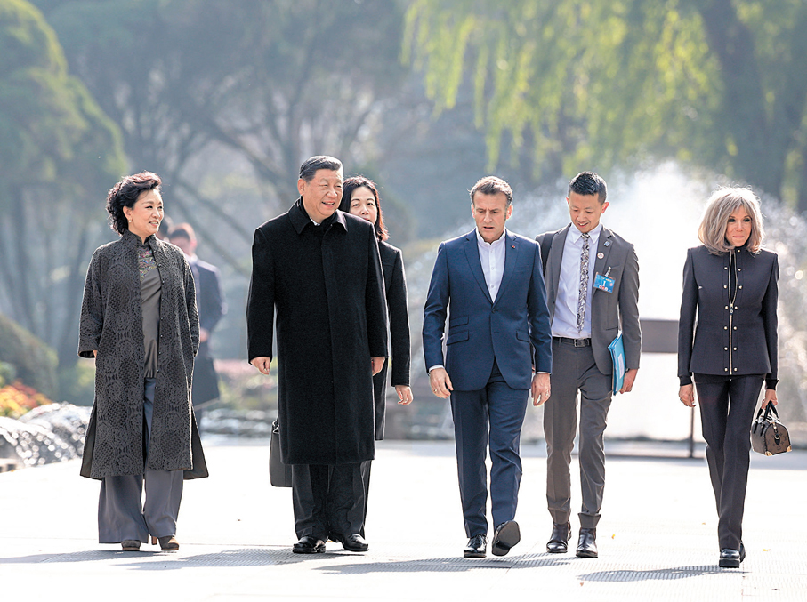 ● 12月5日，習近平在四川省成都市都江堰同馬克龍進行友好交流。這是兩國元首夫婦沿堰功道邊走邊談。     新華社