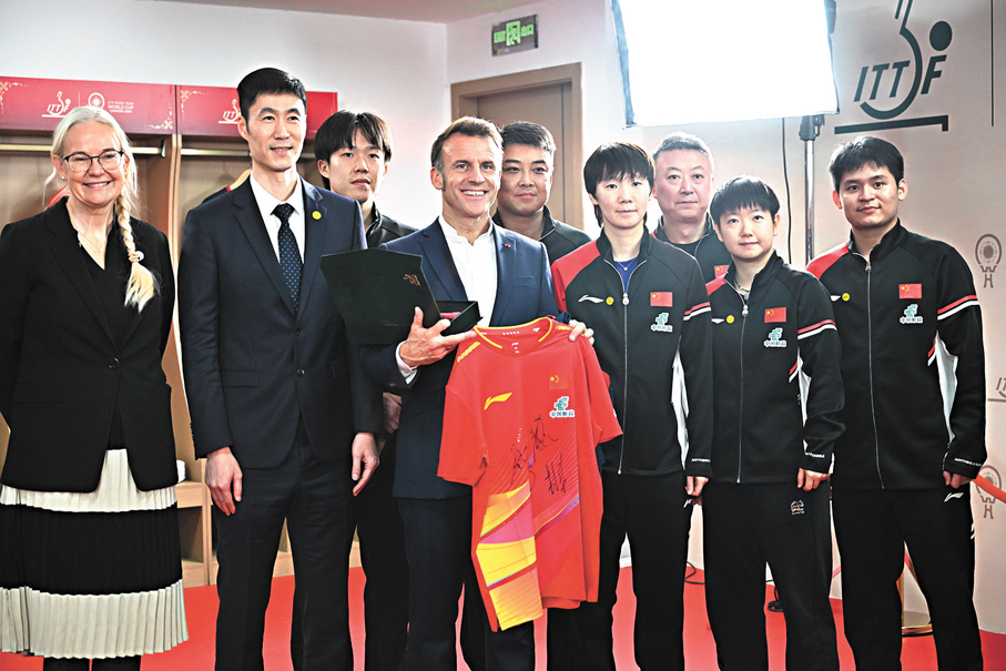●馬克龍12月5日來到四川省體育館與法國隊球員一起同中國乒乓球運動員切磋球技。圖為馬克龍與中國隊球員合影。 中新社