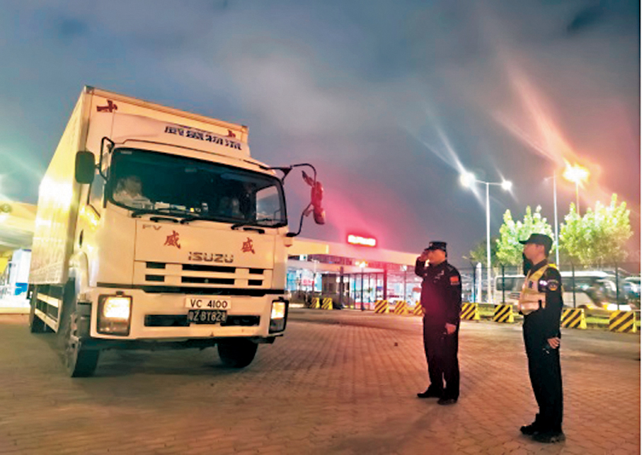 ●皇崗邊檢站增派警力引導運載救援物資車輛便捷通關做到「零等待、零滯留」。 皇崗邊檢站圖片