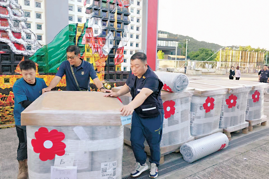 ●來自內地的藍天救援隊成員到香港參與物資派發等救援工作。 
