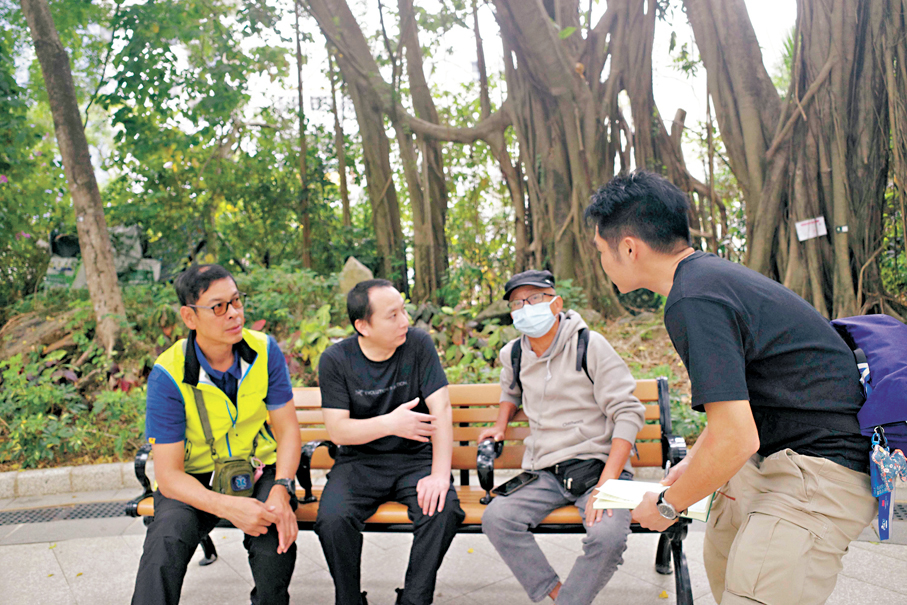 ●大埔災民吳伯（左三）火災當晚徹夜未眠，他很感謝前來慰問和捐助的內地志願者。右一為車怡岑。香港文匯報廣州傳真