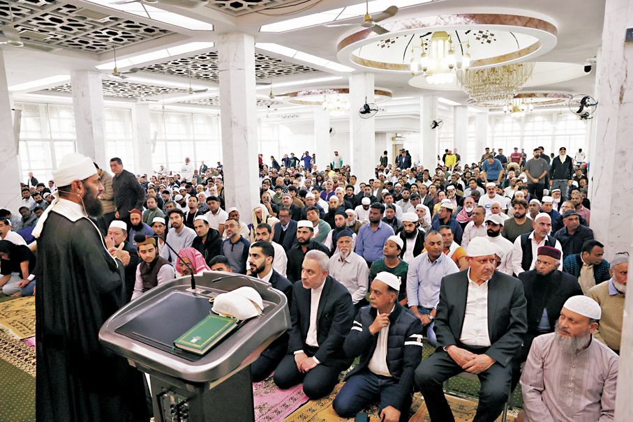 ●本港少數族裔社群昨日在尖沙咀九龍清真寺為大埔火災災民舉辦祈禱會。 香港文匯報記者萬霜靈  攝