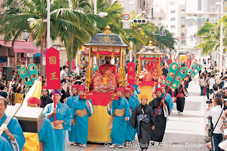 ●在沖繩那霸市，一年一度的首里城復興祭，重現昔日琉球國王、王妃與中國冊封使乘轎遊行的「王朝繪卷行列」。 網上圖片