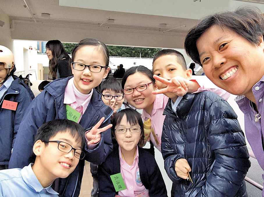 ●王愉程（左二）兼顧學業與運動，逐步磨煉出樂觀積極的性格。 受訪者供圖