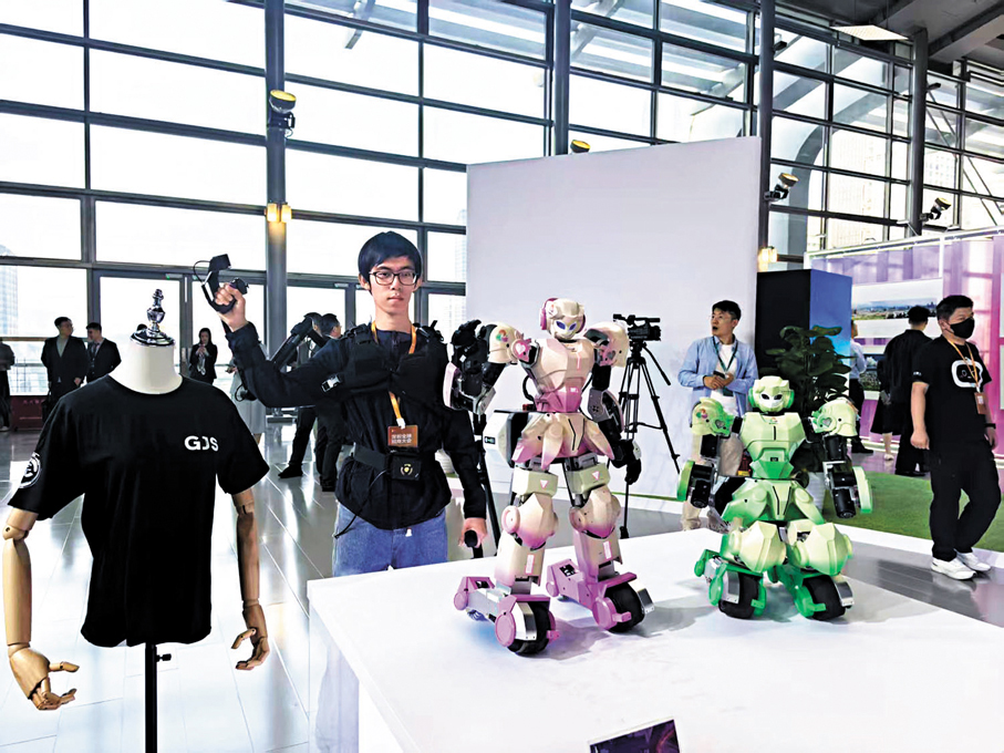 ●主會場設置「招商走廊」和「品牌展示區」，呈現深圳科企魅力。 香港文匯報記者李望賢  攝