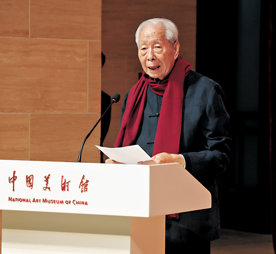 ●施子清在「九十禮讚 翰墨華章——施子清博士書法展」開幕式上致辭。  主辦方供圖