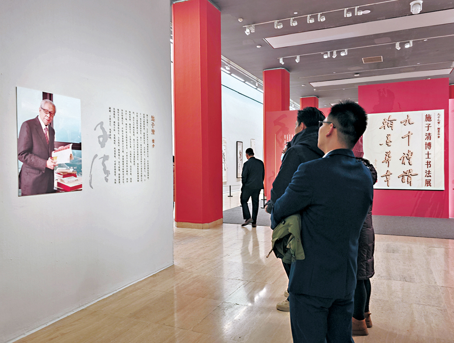 ●觀眾駐足展場。