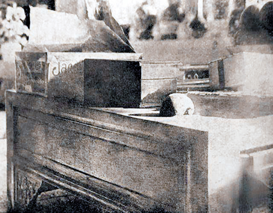 ●這張老照片記錄了溥儀匆忙離宮時，他的炕桌上靜靜放着半個蘋果。作者供圖