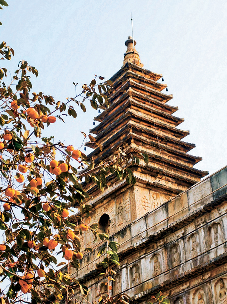 ●飽滿的紅與黃的色彩碰撞，為五塔寺的秋冬交替添上了濃墨重彩的一筆。