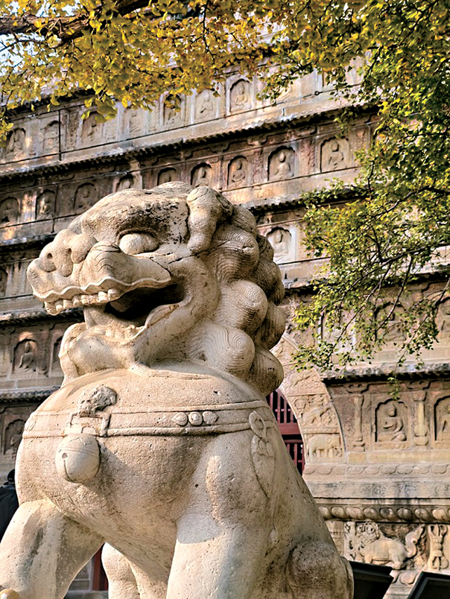 ●古塔、禪門、落葉、磬聲、夕陽，在五塔寺裏勾勒出一幅禪意畫境，凝重而古樸。