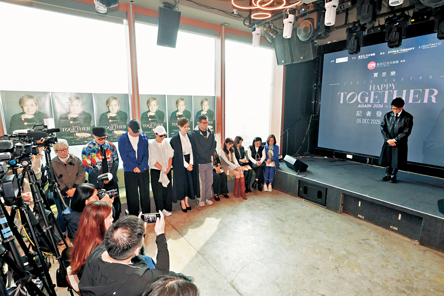 ●賈思樂帶領來撐場的圈中好友向大埔宏福苑死難者默哀。 香港文匯報記者北山彥  攝