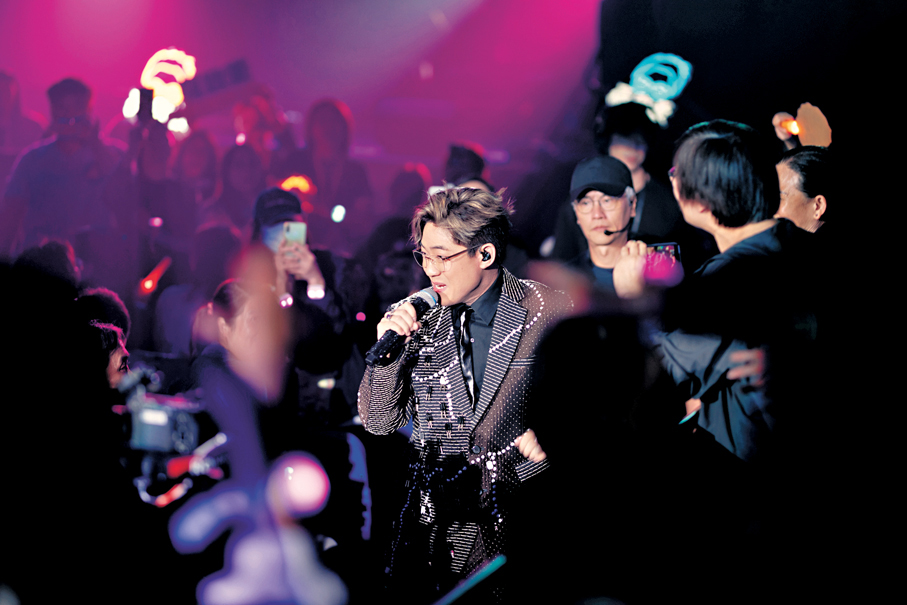 ●羅啟豪落台與觀眾握手互動。