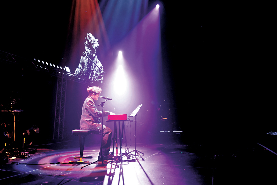 ●羅啟豪首次公開表演自彈自唱，藉此感謝父親栽培。