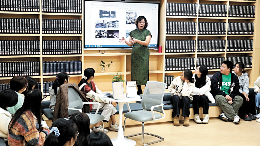 ●台籍教授徐秀慧在福建師範大學圖書館舉辦的《烽煙粹魂、共築中華—兩岸共同抗日與收復台灣的意義》專題講座上講課。 香港文匯報福建傳真