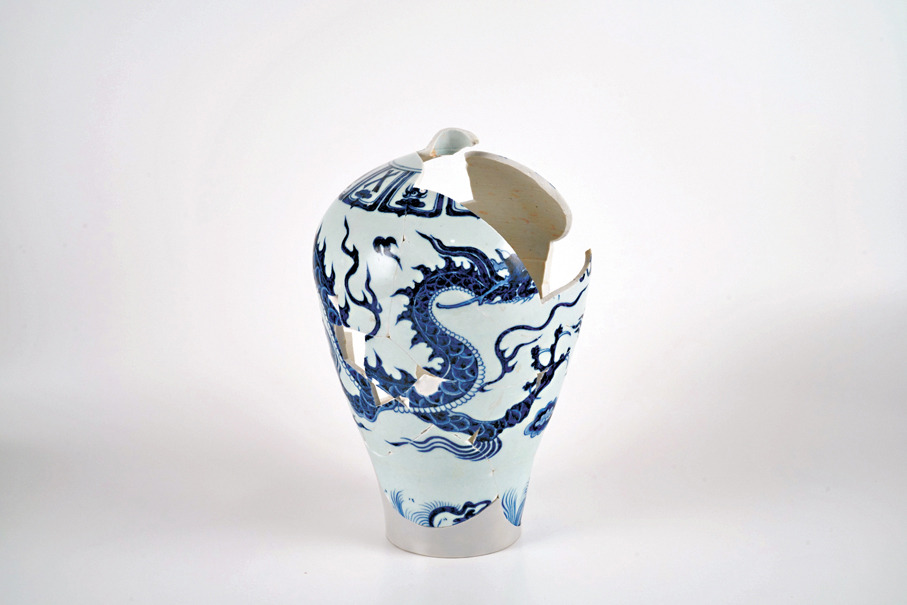 ●青花龍紋梅瓶殘件。景德鎮御窯博物院藏