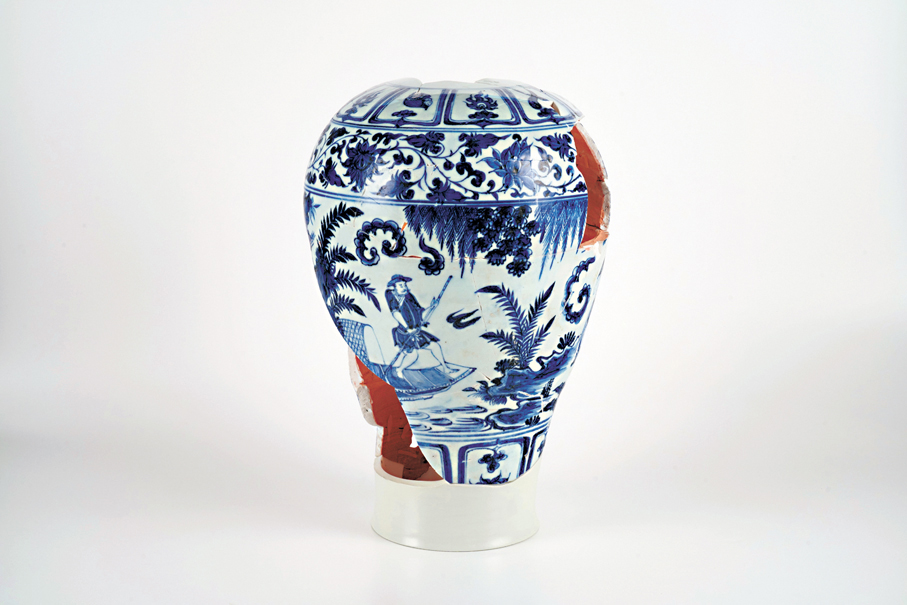 ●青花人物故事紋梅瓶殘件。景德鎮御窯博物院藏