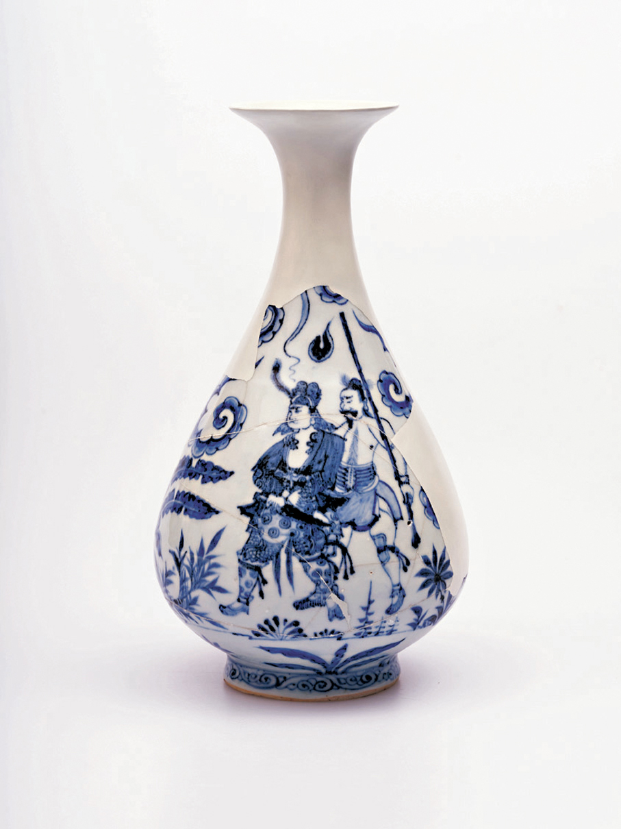 ●青花人物故事紋玉壺春瓶。香港中文大學文物館藏