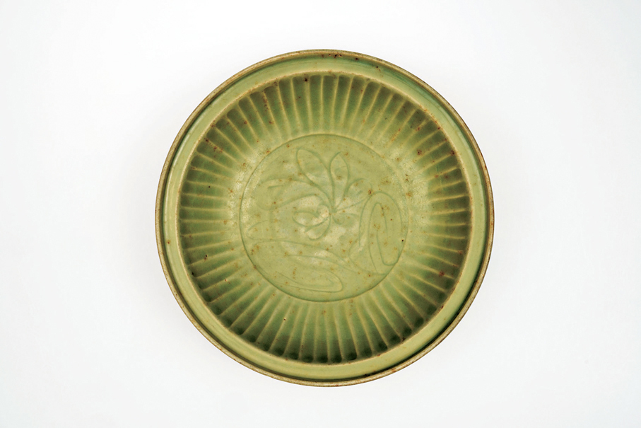 ●青釉劃荷花紋大盤。浙江龍泉窯