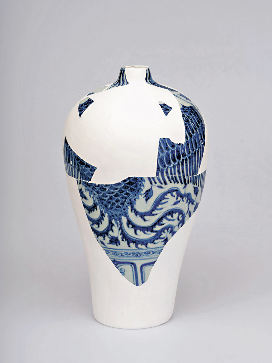 ●青花鳳凰牡丹紋梅瓶。香港中文大學文物館藏