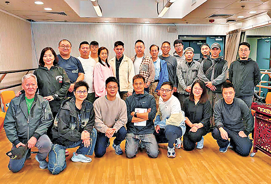 ●譚穎倫、曉瑜與台前幕後工作人員在高山劇場排練。