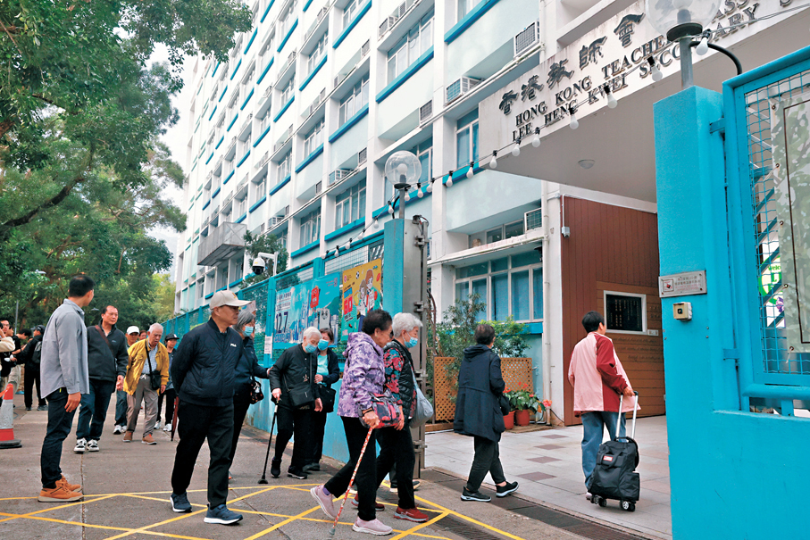 ●大埔選民有序進入票站投票。 香港文匯報記者郭木又 攝