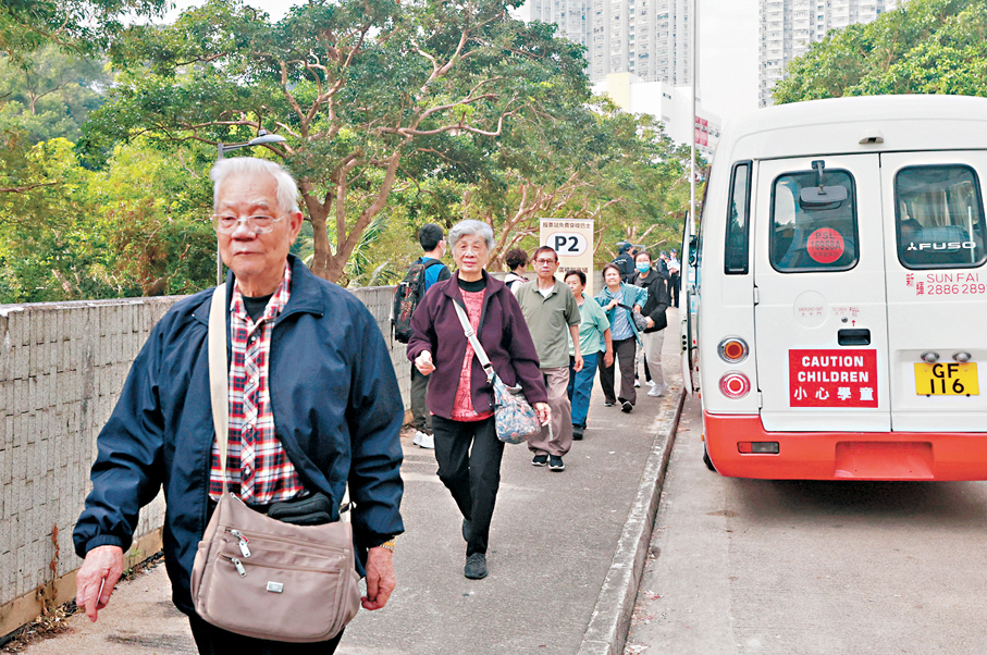 ●穿梭小巴免費接載選民往返廣福邨商場與李興貴中學票站。 香港文匯報記者郭木又 攝
