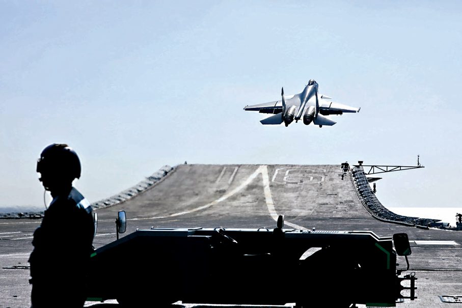 ●殲-15艦載戰鬥機滑躍起飛。資料圖片