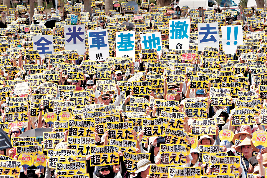 ●琉球群島再被日本推上戰爭前線。圖為早前，沖繩居民示威要求美軍基地撤出當地。 資料圖片