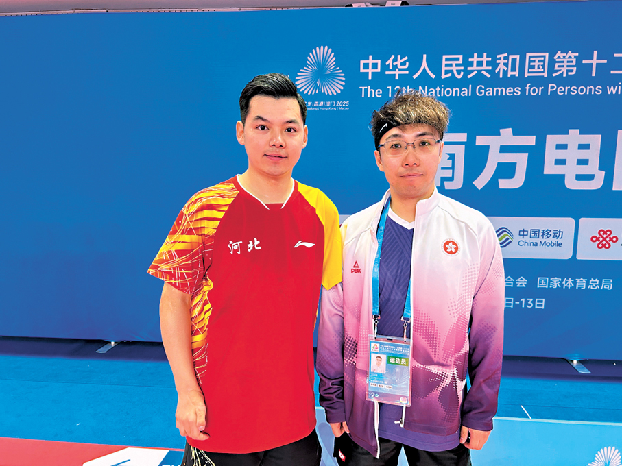 ●趙帥（左）與王志賢合影留念。 香港文匯報記者敖敏輝  攝