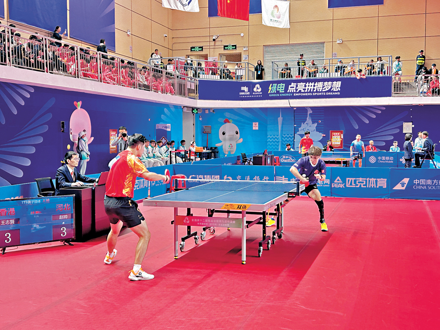 ●王志賢（右）與奧運冠軍趙帥在比賽中。香港文匯報記者敖敏輝  攝