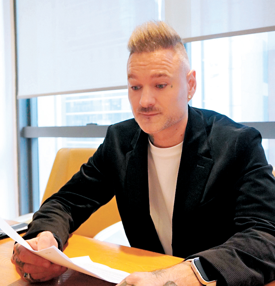 ●占士丁丁受訪時也用粵語拼音「貓紙」來溝通。  香港文匯報記者子棠 攝