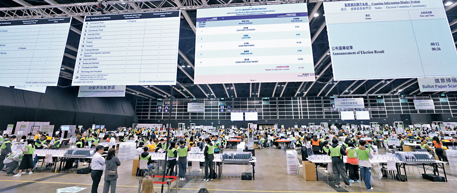 ●點票現場設置大熒幕，資訊一目了然。 香港文匯報記者曾興偉  攝